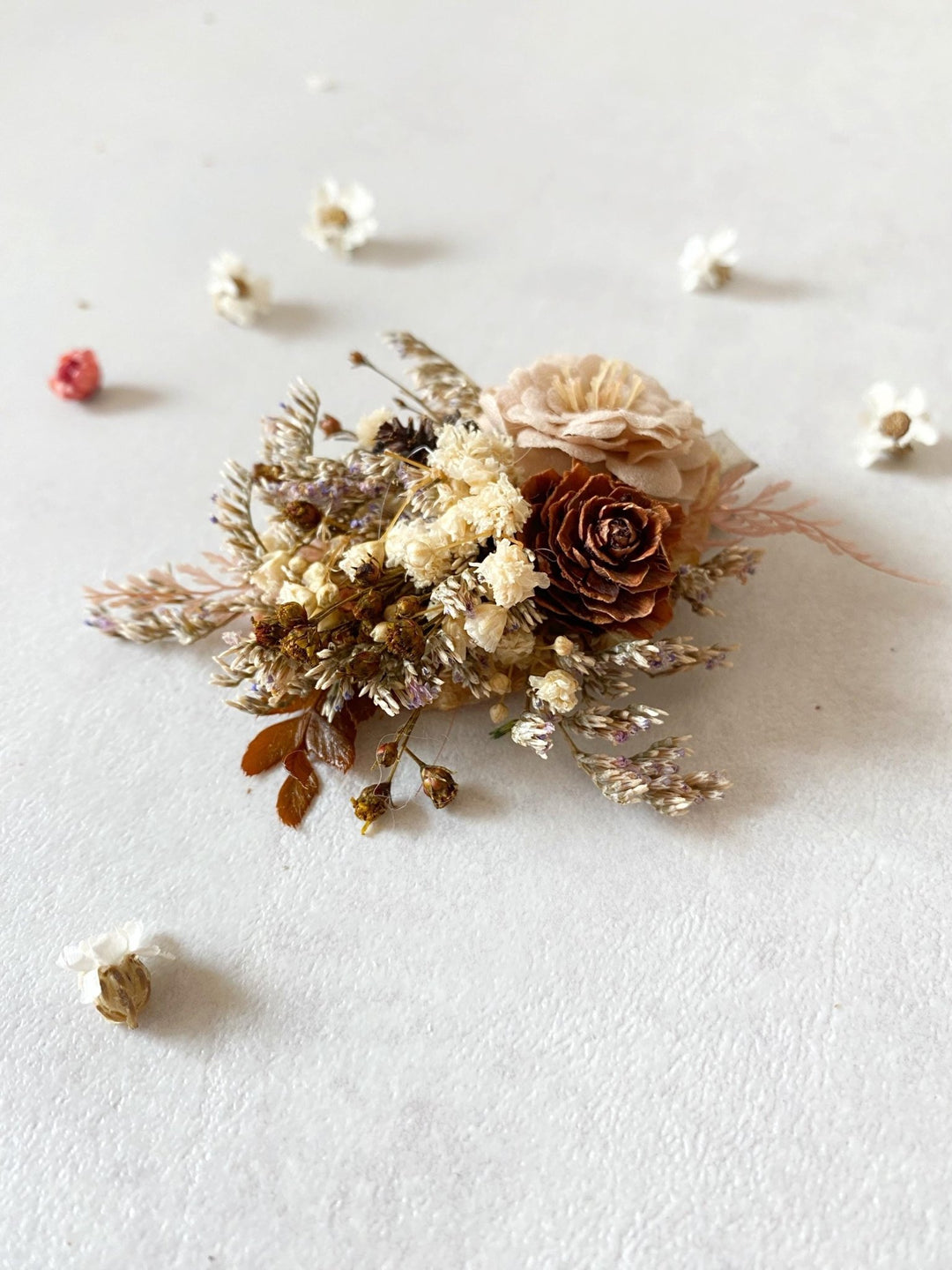 Woodland Hair Clip: Pine Cone & Beige Flower Alligator Clip – handmade floral hair accessory by magaela