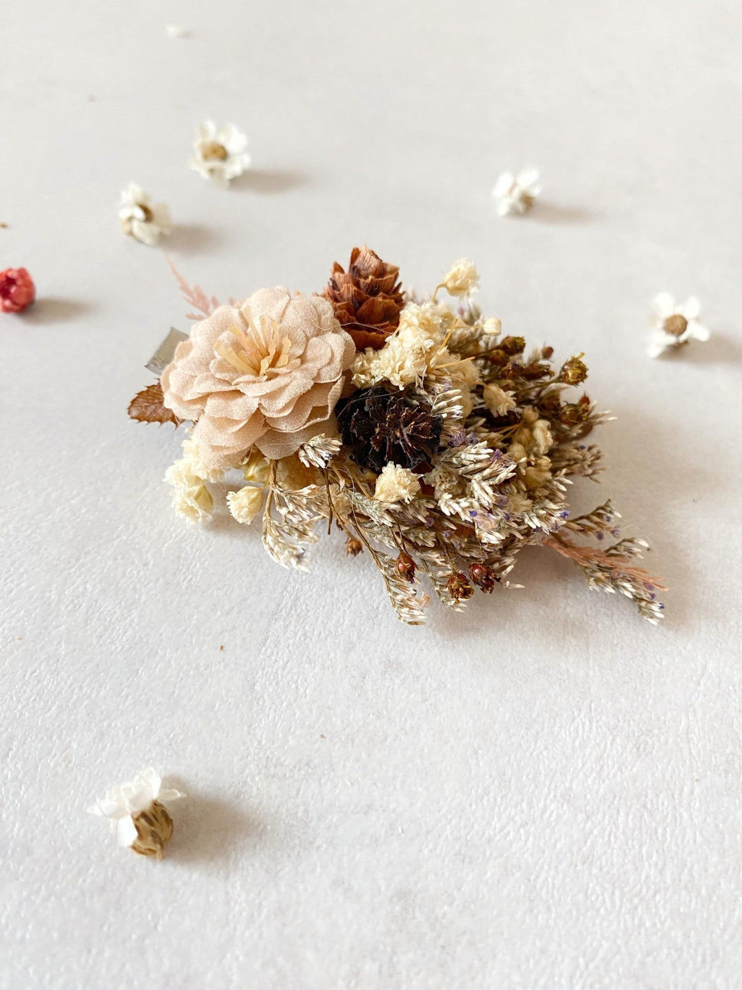 Woodland Hair Clip: Pine Cone & Beige Flower Alligator Clip – handmade floral hair accessory by magaela