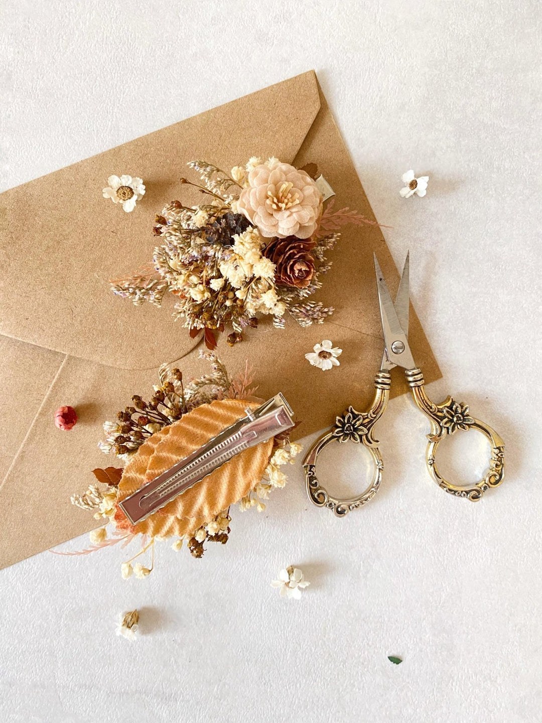 Woodland Hair Clip: Pine Cone & Beige Flower Alligator Clip – handmade floral hair accessory by magaela