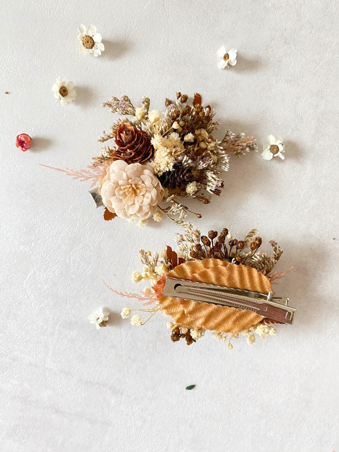 Woodland Hair Clip: Pine Cone & Beige Flower Alligator Clip – handmade floral hair accessory by magaela