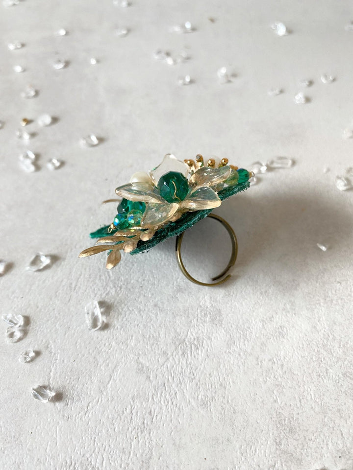 Glam Emerald Green Flower Ring: Bridal Gold Floral Jewelry – handmade floral hair accessory by magaela