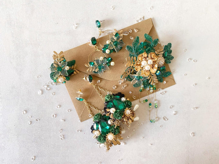 Glam Emerald Green Flower Ring: Bridal Gold Floral Jewelry – handmade floral hair accessory by magaela