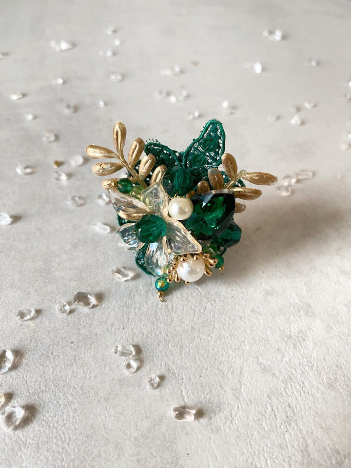 Glam Emerald Green Flower Ring: Bridal Gold Floral Jewelry – handmade floral hair accessory by magaela
