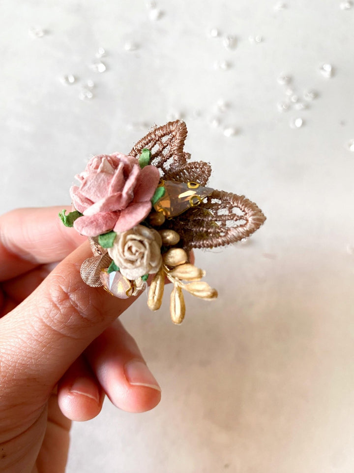 Glam Floral Ring: Emerald Green & Gold Bridal Jewelry – handmade floral hair accessory by magaela