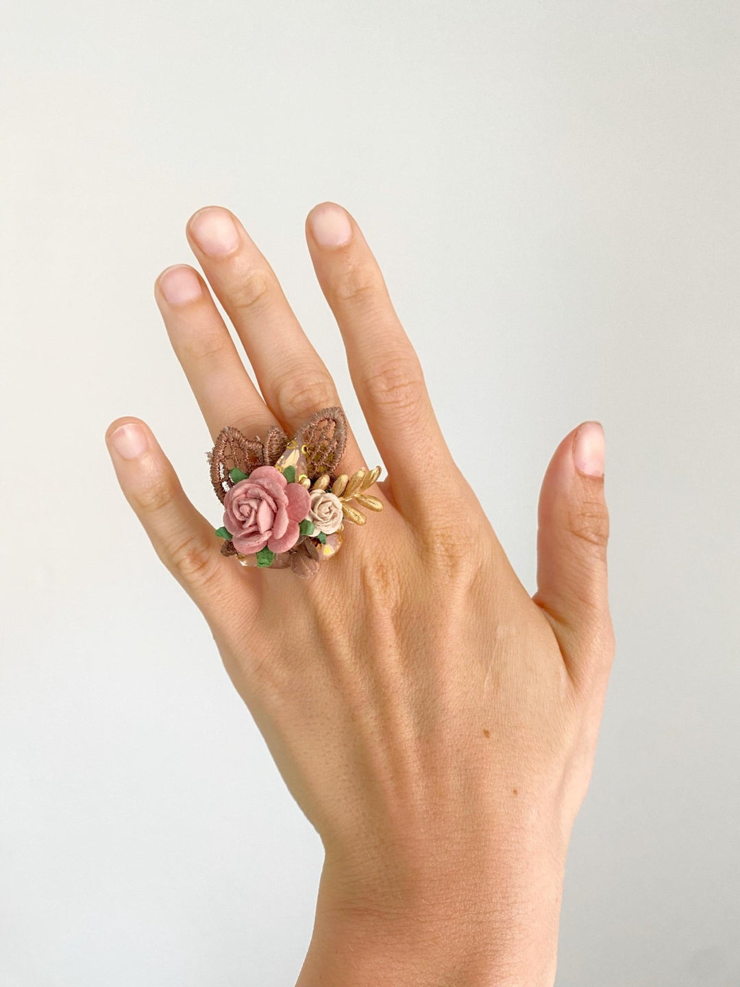 Glam Floral Ring: Emerald Green & Gold Bridal Jewelry – handmade floral hair accessory by magaela