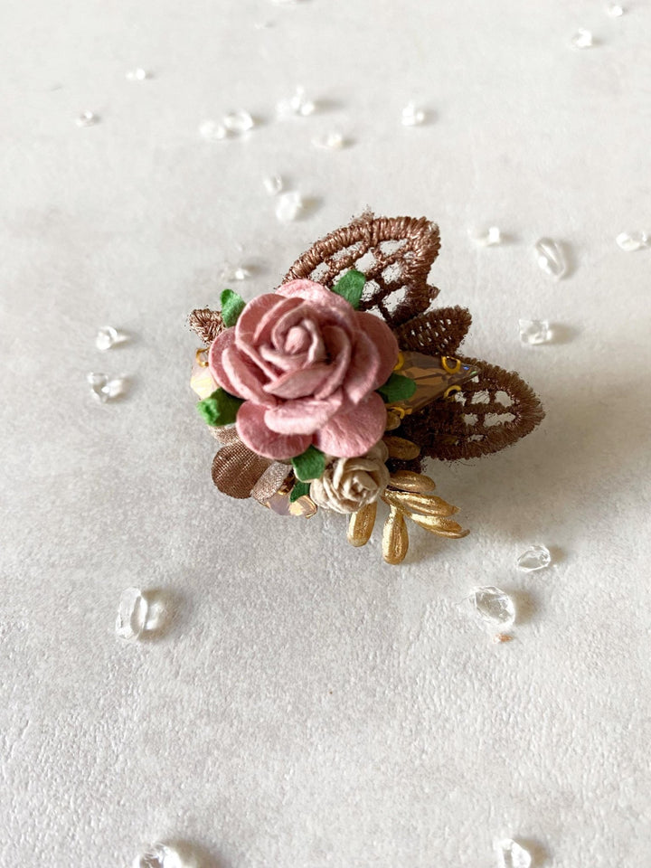 Glam Floral Ring: Emerald Green & Gold Bridal Jewelry – handmade floral hair accessory by magaela