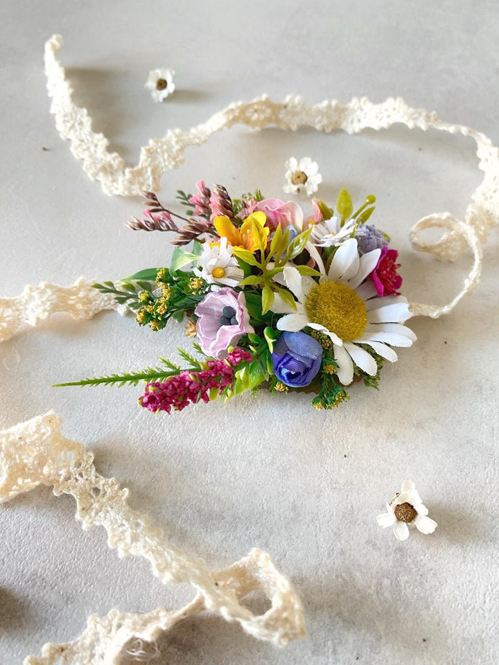 Daisy Flower Bracelet: Lace Corsage, Meadow Wedding Jewelry – handmade floral hair accessory by magaela