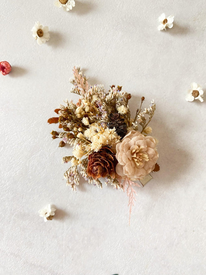 Woodland Hair Clip: Pine Cone & Beige Flower Alligator Clip – handmade floral hair accessory by magaela