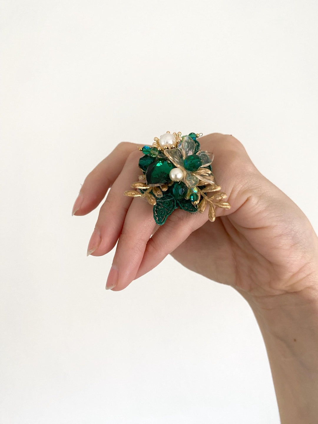 Glam Emerald Green Flower Ring: Bridal Gold Floral Jewelry – handmade floral hair accessory by magaela