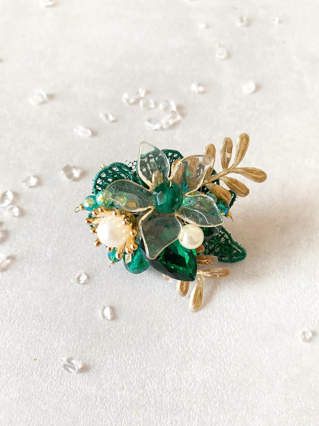 Glam Emerald Green Flower Ring: Bridal Gold Floral Jewelry – handmade floral hair accessory by magaela