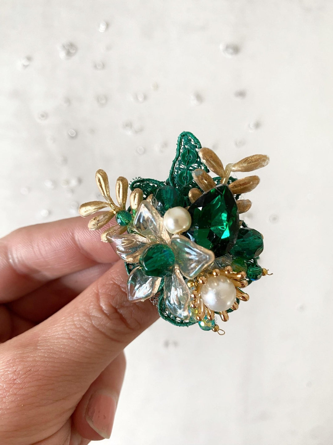 Glam Emerald Green Flower Ring: Bridal Gold Floral Jewelry – handmade floral hair accessory by magaela