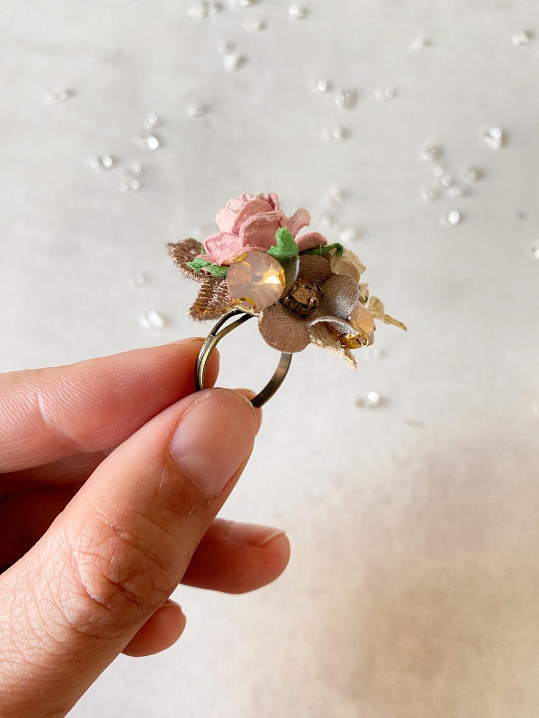 Glam Floral Ring: Emerald Green & Gold Bridal Jewelry – handmade floral hair accessory by magaela