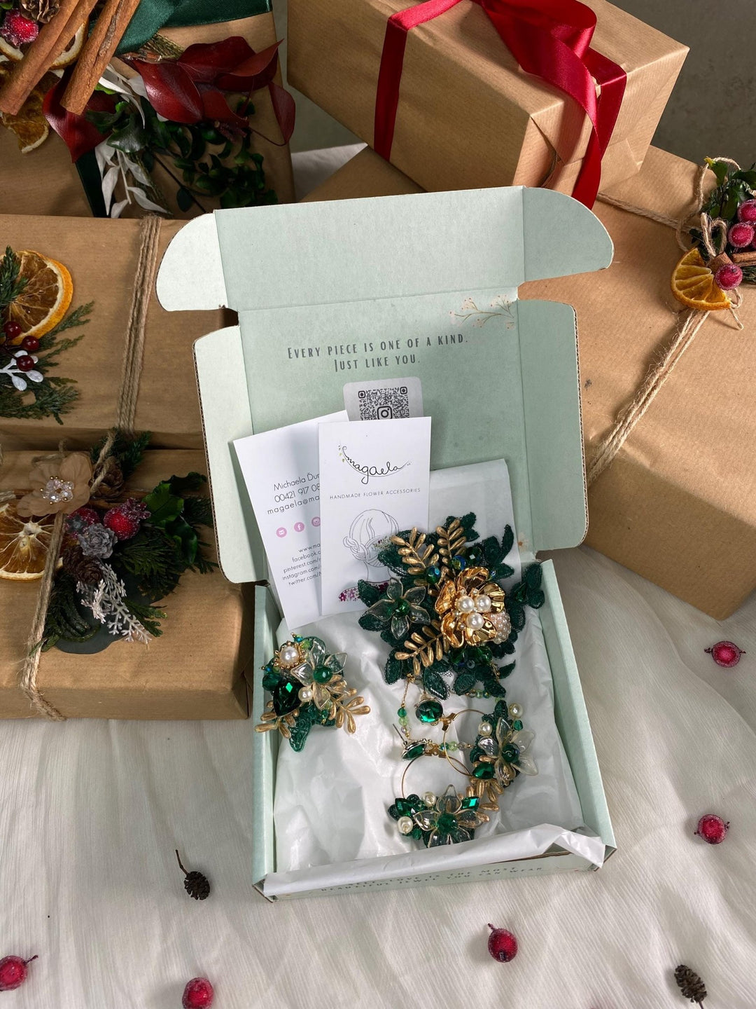 Handmade gift box "Moon emeralds" - emerald and golden glamour brooch, ring and earrings – handmade floral hair accessory by magaela