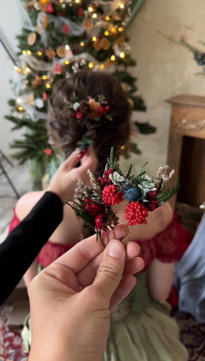 Christmas Comb & Pins Set – Gingerbread Holiday Accessories for Braids | Winter Wedding Hairpiece – handmade floral hair accessory by magaela