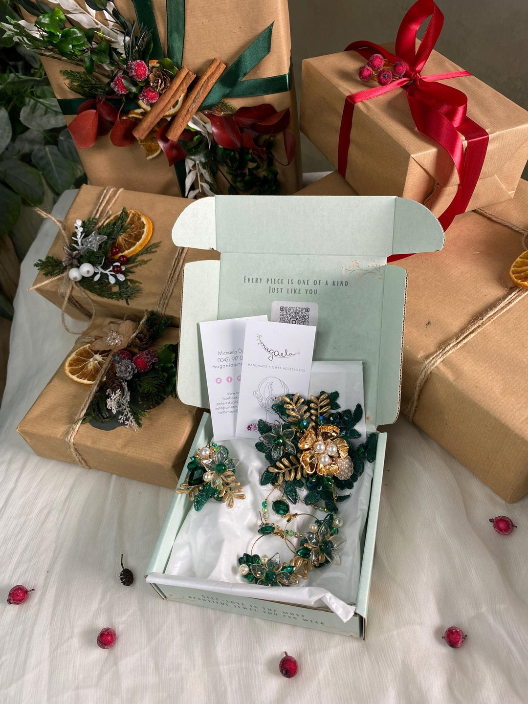 Handmade gift box "Moon emeralds" - emerald and golden glamour brooch, ring and earrings – handmade floral hair accessory by magaela