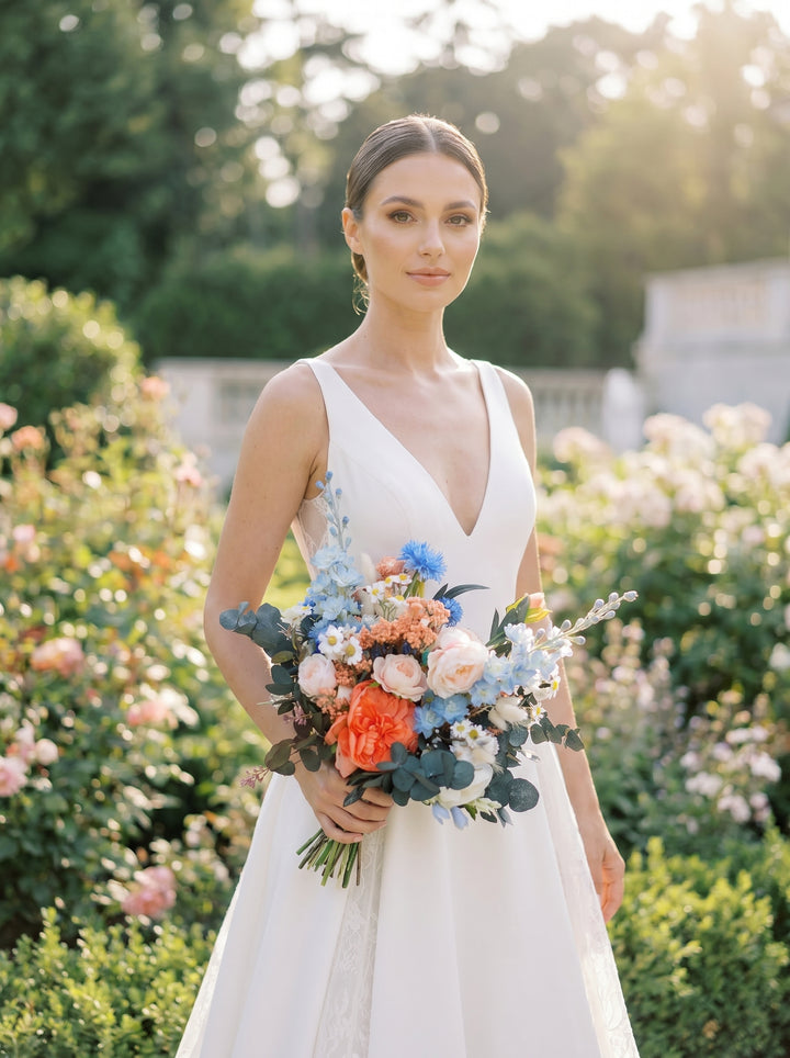 Korallenblaues Brautbouquet mit Pfingstrosen, Hortensien und Kornblumen