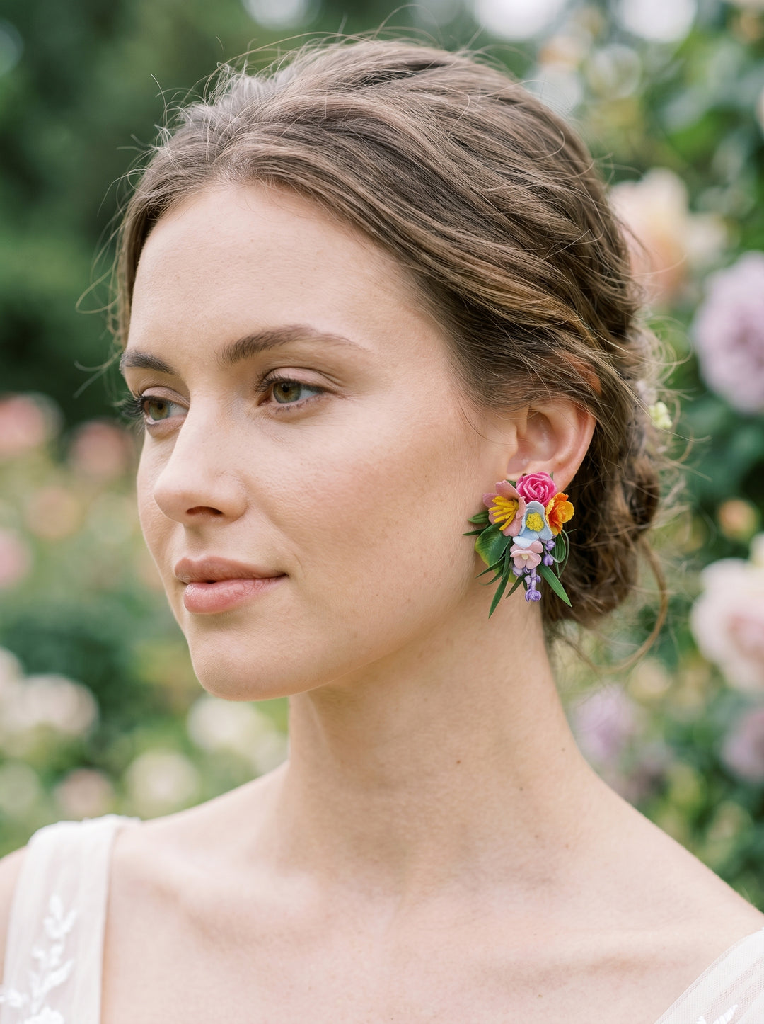 Bunte Blumenohrringe: Handgemachte florale Ohrstecker für Hochzeit und Alltag