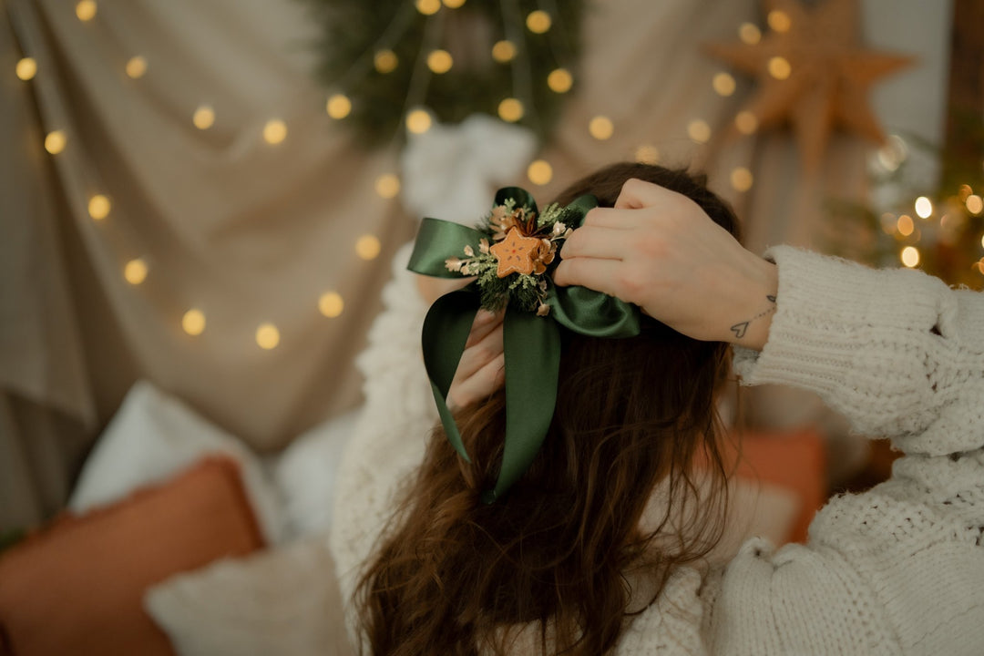 Christmas green hair bow with gingebread star: matching set for mom and daughter – handmade floral hair accessory by magaela