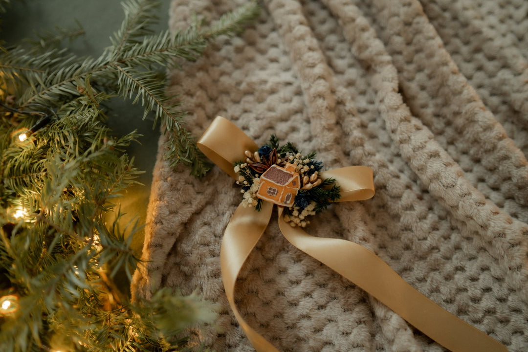 Christmas gold hair bow with gingebread house: matching set for mom and daughter – handmade floral hair accessory by magaela