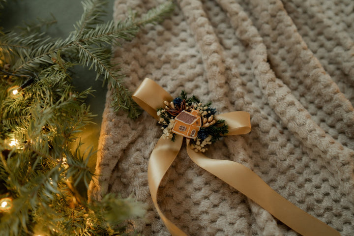 Christmas gold hair bow with gingebread house: matching set for mom and daughter – handmade floral hair accessory by magaela