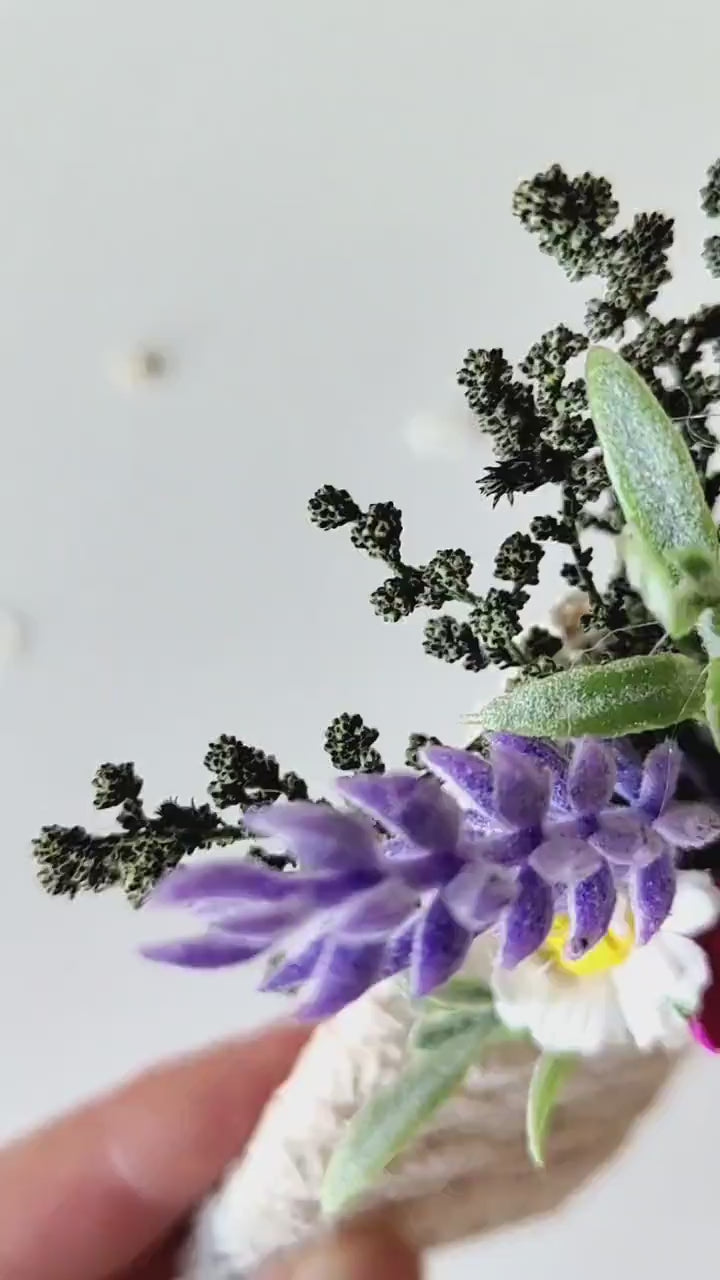 Daisy Boutonniere: Meadow Flower Buttonhole with Lavender