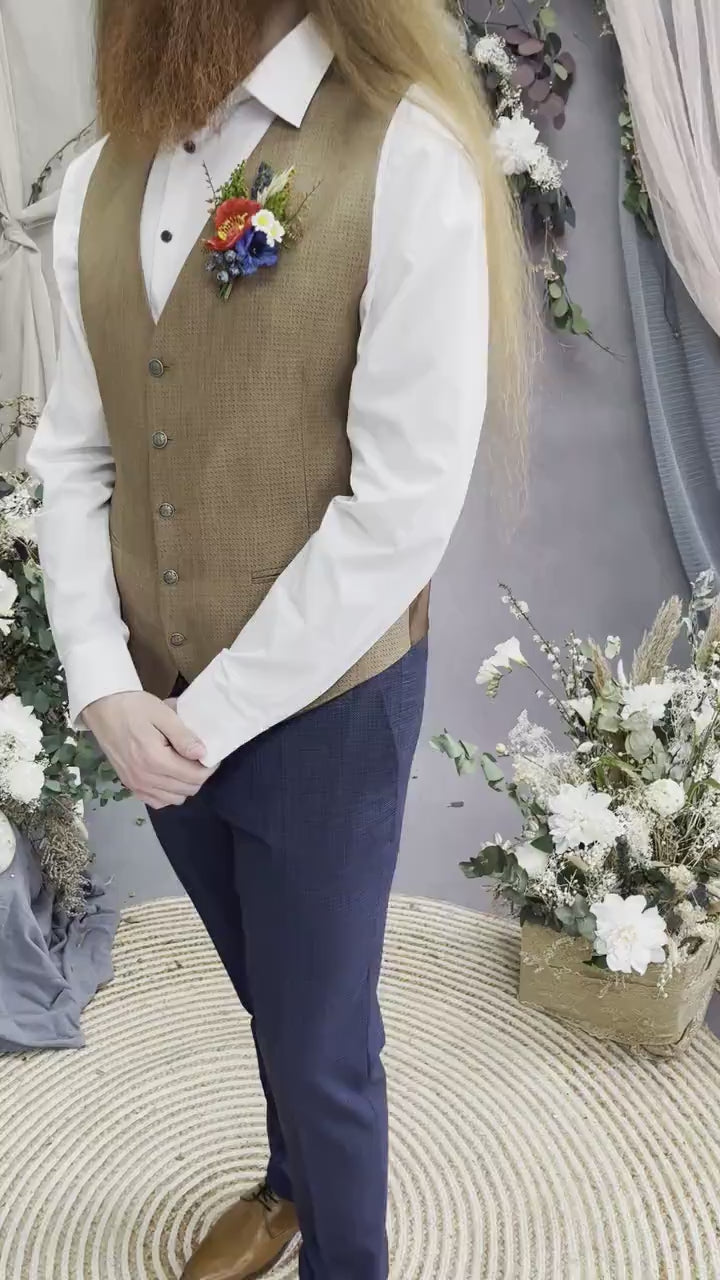 Meadow Wedding Boutonniere: Folk Groom Corsage with Poppy & Daisy