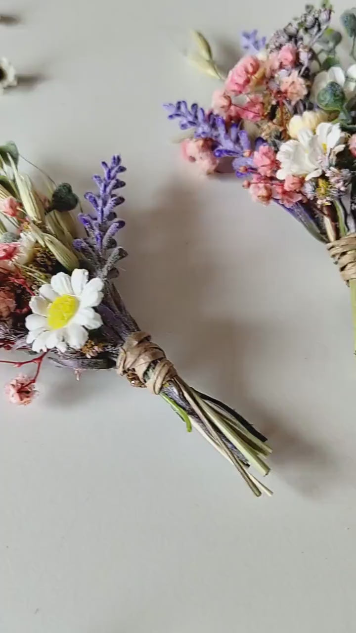 Meadow Flower Boutonniere: Summer Wedding Groom Corsage