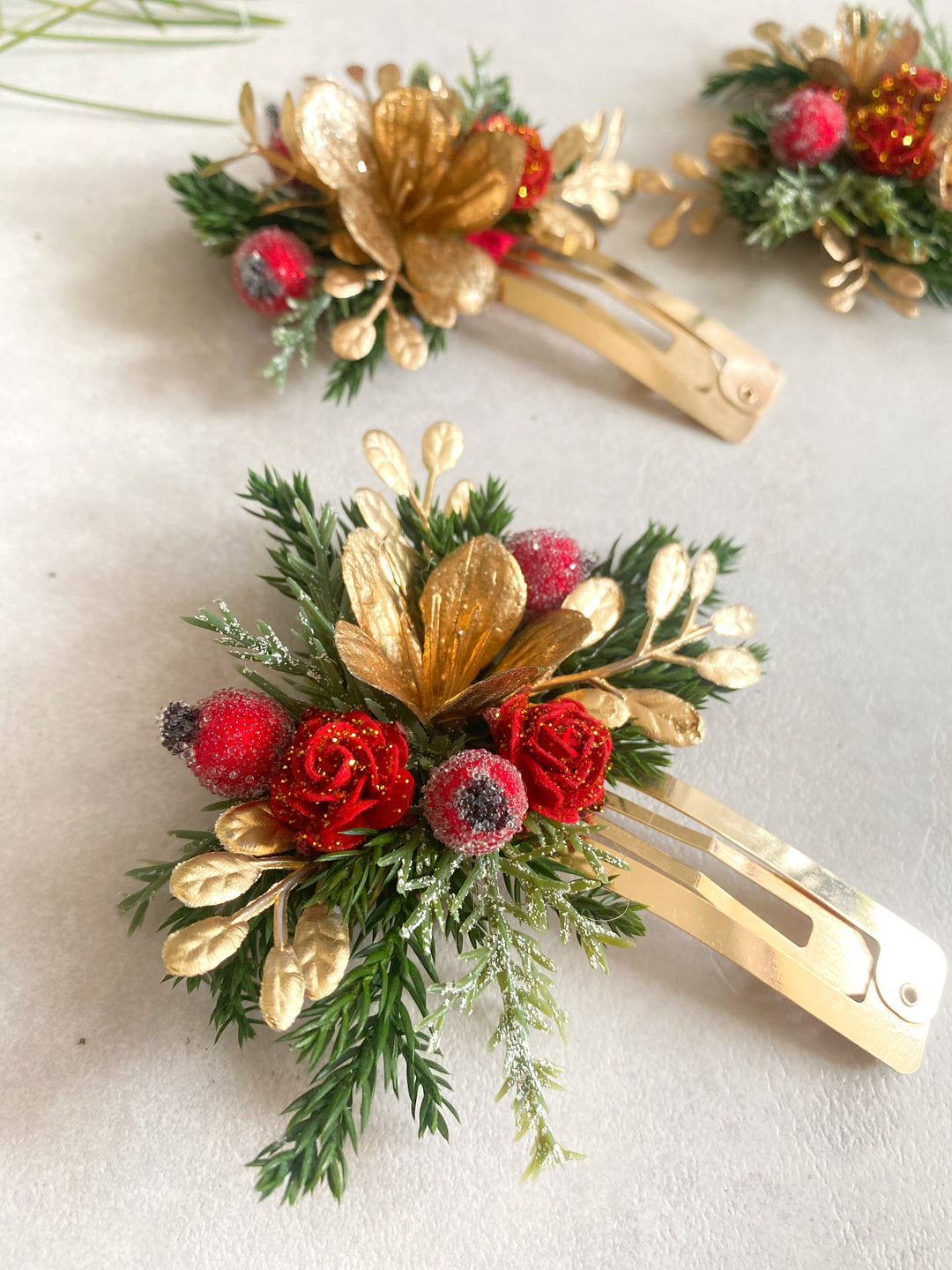 Red and Gold Christmas Snap Clip | Roses and Frosted Berries