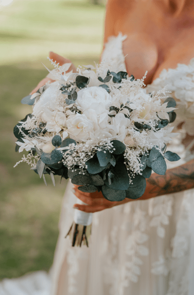 White Wedding Bouquet with Preserved Flowers | All-Natural Bridal Set with Eucalyptus and Gypsophila – handmade floral hair accessory by magaela