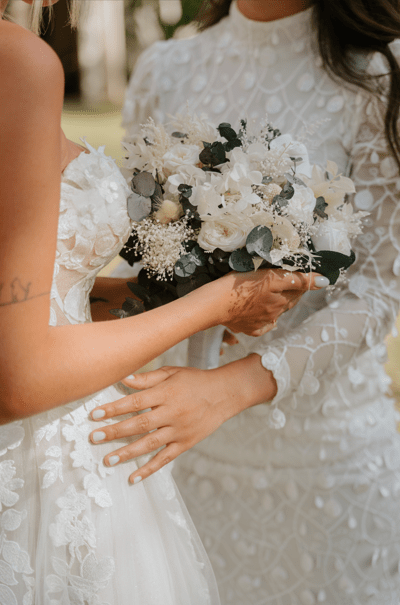 White Wedding Bouquet with Preserved Flowers | All-Natural Bridal Set with Eucalyptus and Gypsophila – handmade floral hair accessory by magaela