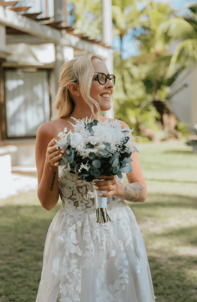 White Wedding Bouquet with Preserved Flowers | All-Natural Bridal Set with Eucalyptus and Gypsophila – handmade floral hair accessory by magaela