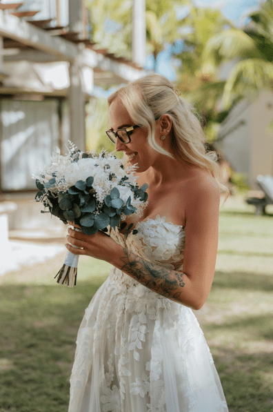 White Wedding Bouquet with Preserved Flowers | All-Natural Bridal Set with Eucalyptus and Gypsophila – handmade floral hair accessory by magaela