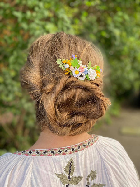 Flower bridal hair comb Meadow daisy and roses hair comb Spring wedding Bridal hair accessories White roses Magaela Wedding hairstyle inspo